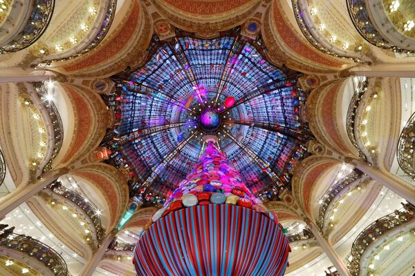 Рождественская елка в Торговом центре в Париже - Sputnik Молдова