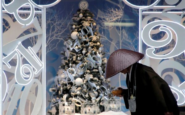 Буддистский монах напротив рождественской декорации в Токио - Sputnik Молдова