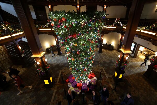 Перевернутая вверх ногами рождественская елка в фойе отеля Hotel Del в городе Коронадо, США - Sputnik Молдова