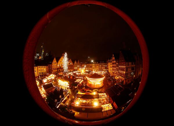 Вид на традиционную рождественскую ярмарку во Франкфурте, Германия - Sputnik Молдова