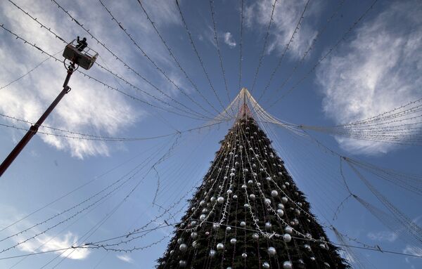 Установка национальной рождественской елки на Соборной площади в Вильнюсе, Литва, - Sputnik Молдова