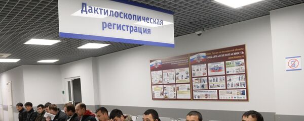 Иностранные граждане в очереди на дактилоскопическую регистрацию, архивное фото Иностранные граждане в очереди на дактилоскопическую регистрацию, архивное фото - Sputnik Moldova
