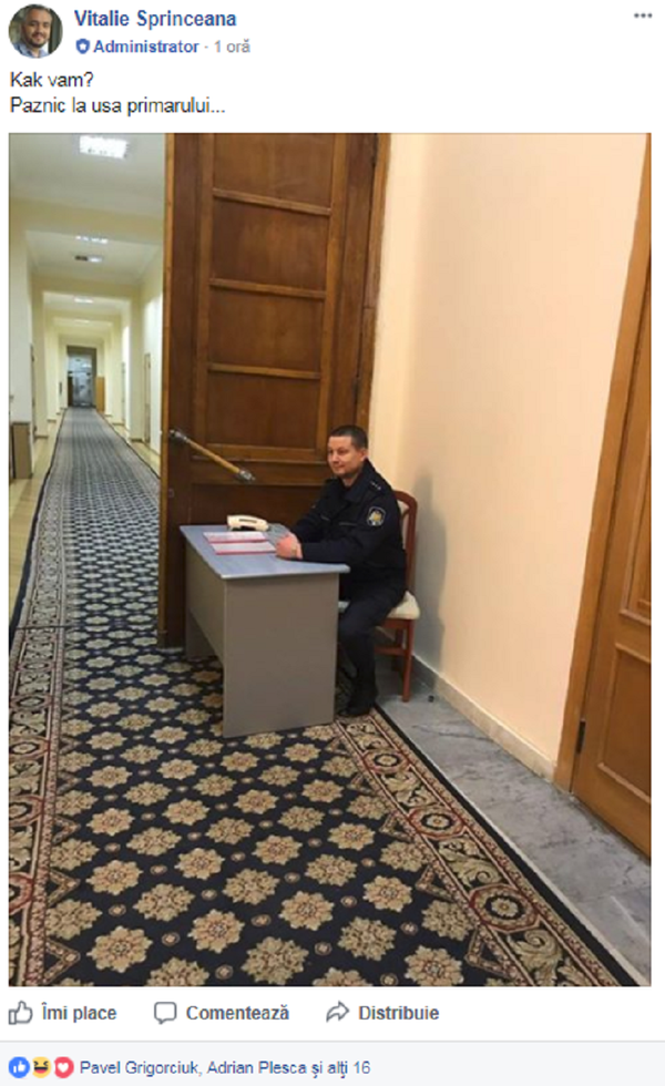 Paznic pe coridorul primăriei Chișinău lângă biroul primarului general - Sputnik Moldova