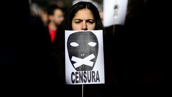 A woman holds a placard reading censorship as she takes part in a demonstration called by the Dignity Marches platform against the new public security law, dubbed ley mordaza (gag law), in Madrid on January 25, 2015 - Sputnik Moldova-România
