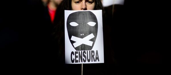 A woman holds a placard reading censorship as she takes part in a demonstration called by the Dignity Marches platform against the new public security law, dubbed ley mordaza (gag law), in Madrid on January 25, 2015 - Sputnik Moldova-România