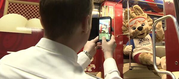 В московском метро появился поезд, посвященный истории ЧМ по футболу В московском метро появился поезд, посвященный истории ЧМ по футболу - Sputnik Молдова