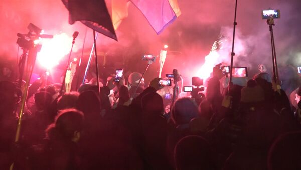Участники факельного шествия в Киеве забросали файерами полицию - Sputnik Молдова