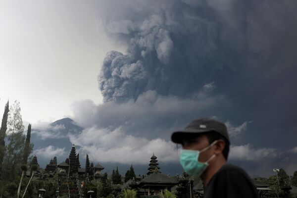 Извержение вулкана Агунг на острове Бали в Индонезии - Sputnik Молдова