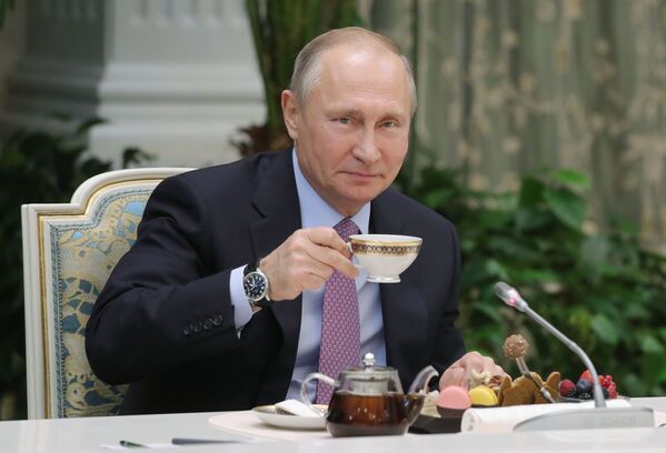 Президент РФ Владимир Путин на встрече с победителями всероссийского конкурса Семья года - Sputnik Молдова