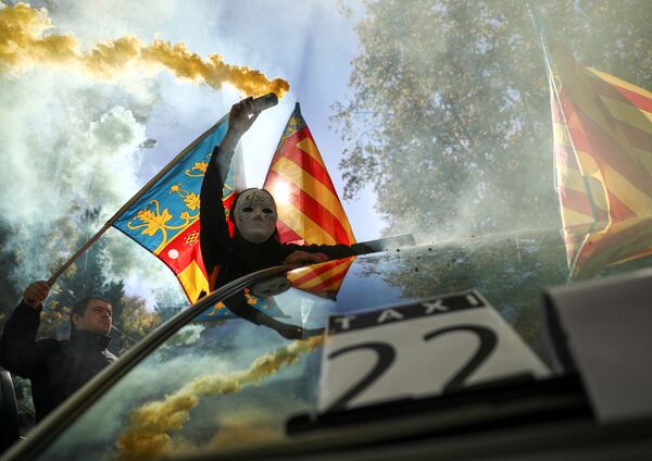 Человек в маске и дымовой шашкой во время забастовки таксистов в Мадриде - Sputnik Молдова