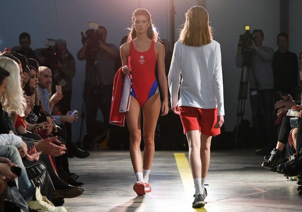 Модели демонстрируют одежду из экипировки Олимпийской команды и casual-коллекции бренда ZASPORT в Москве - Sputnik Молдова
