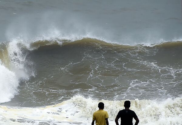 Высокие волны на побережье Коломбо, Шри-Ланка - Sputnik Молдова