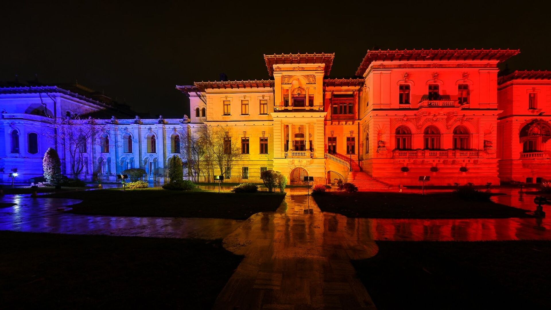 Palatul Cotroceni luminat în culorile tricolorului cu ocazia Zilei Naționale - Sputnik Moldova, 1920, 24.08.2023