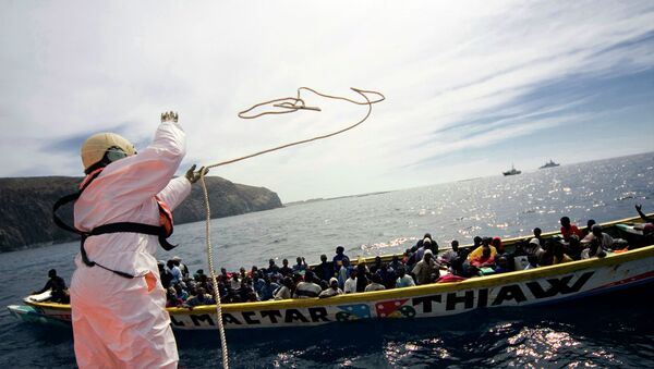 Лодка с мигрантами у берегов Испании - Sputnik Moldova