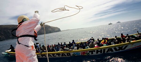 Лодка с мигрантами у берегов Испании - Sputnik Moldova