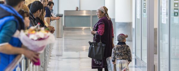 Мигранты в аэропорту - Sputnik Moldova