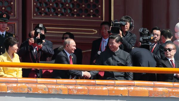 Президент России Владимир Путин и председатель Китайской Народной Республики Си Цзиньпин перед началом парада в честь 70-летия со дня окончания Второй мировой войны в Пекине - Sputnik Moldova