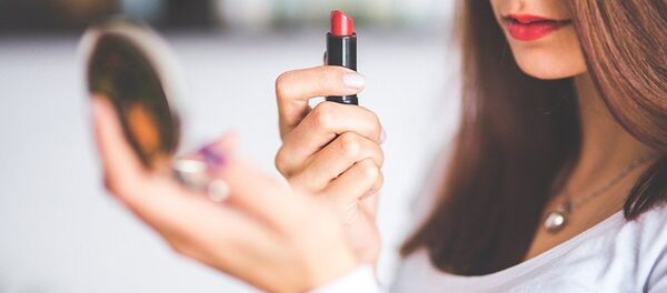 Женщина красит губы, архивное фото - Sputnik Молдова