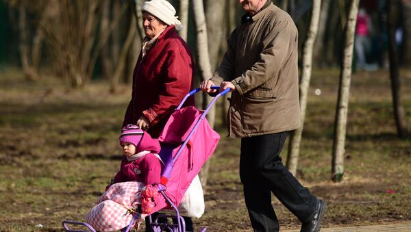 Пожилые люди гуляют с ребенком в парке - Sputnik Молдова