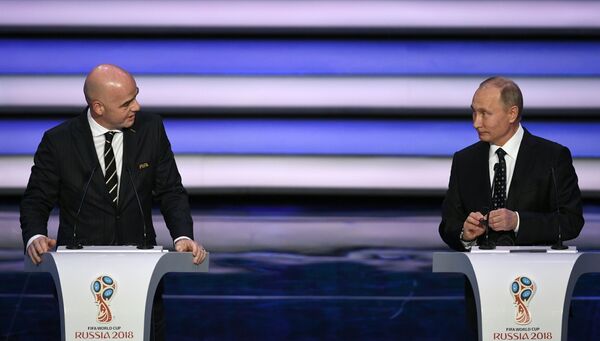Президент FIFA Джанни Инфантино и президент РФ Владимир Путин на финальной жеребьевке чемпионата мира по футболу ФИФА 2018 в Москве - Sputnik Молдова