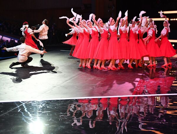 Выступление ансамбля народного танца Игоря Моисеева на официальной жеребьевке чемпионата мира по футболу 2018 - Sputnik Молдова