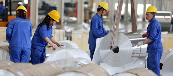 This file picture taken on May 20, 2017 shows Chinese workers packaging rolls of aluminium at an aluminium production plant in Huaibei, east China's Anhui province - Sputnik Moldova-România