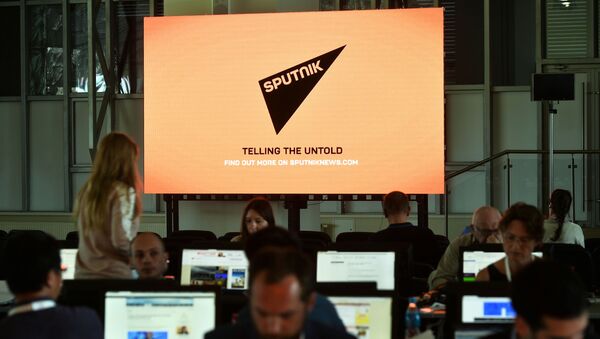 Журналисты на фоне экрана с логотипом агентства Sputnik в пресс-центре Восточного экономического форума - Sputnik Moldova