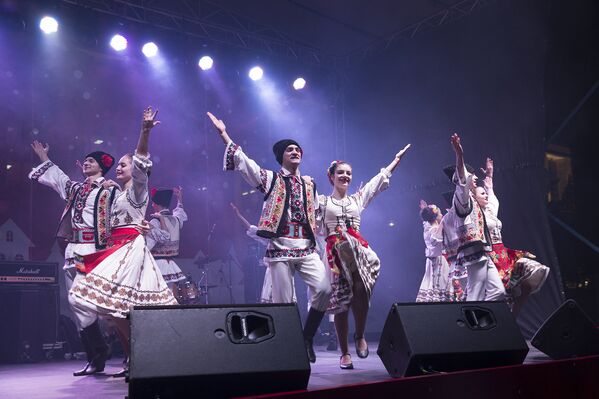 Народные танцы - традиционное украшение каждого такого события в Молдове - Sputnik Молдова