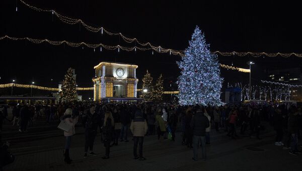 В Кишиневе официально зажгли огни на рождественской ели - Sputnik Молдова
