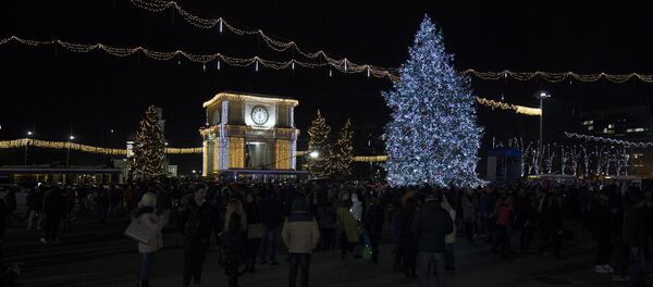 В Кишиневе официально зажгли огни на рождественской ели В Кишиневе официально зажгли огни на рождественской ели - Sputnik Молдова