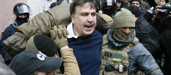 Саакашвили забрался на крышу дома в Киеве, грозится прыгнуть вниз - Sputnik Молдова