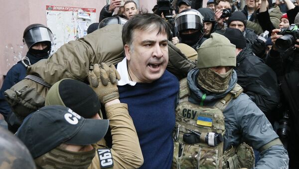 Саакашвили забрался на крышу дома в Киеве, грозится прыгнуть вниз - Sputnik Moldova-România
