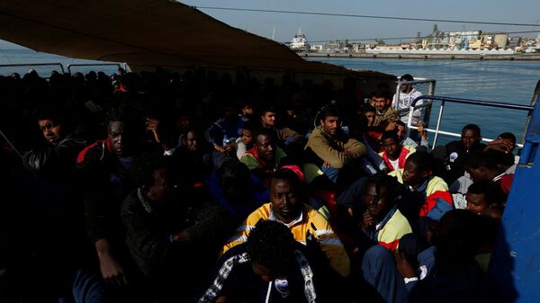 Мигранты ждут прибытия на корабле Феникс в Катанию на острове Сицилия, Италия - Sputnik Moldova-România