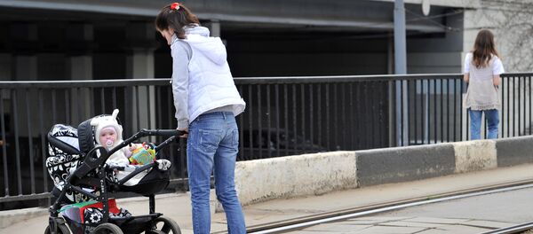 Женщина с коляской - Sputnik Молдова