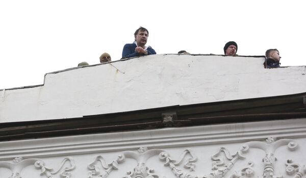 Все началось с того, что в квартиру к Саакашвили пришла полиция с целью его задержания, а политик взобрался на крышу дома, откуда воззвал к своим сторонникам - Sputnik Молдова