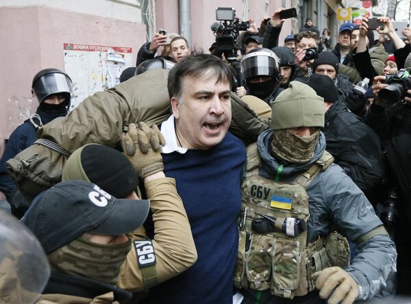 Сотрудникам полиции все же удалось задержать Михаила Саакашвили и вывести его из здания - Sputnik Молдова