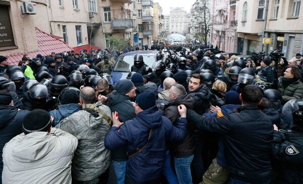 Полиция взяла микроавтобус в кольцо, но их в свою очередь окружили протестующие стороннники Саакашвили - Sputnik Молдова