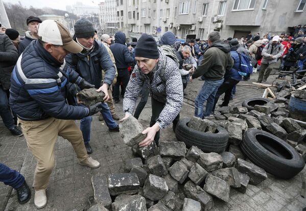 Часть сторонников Саакашвили начала строить баррикады на улицах Киева, чтобы заблокировать путь машине с политиком - Sputnik Молдова