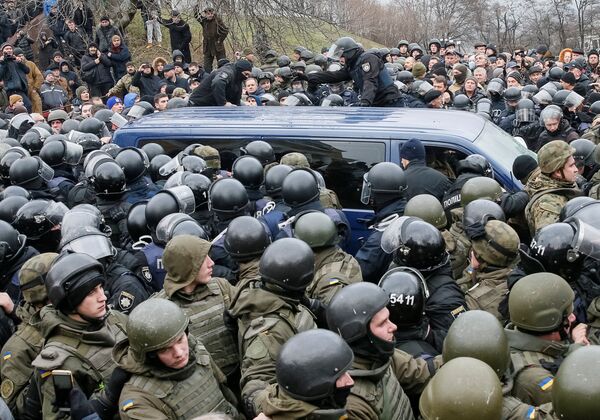 Каждый метр продвижения вперед по улице полиции, окружившей микроавтобус с задержанным политиком, давался с большим трудом - Sputnik Молдова