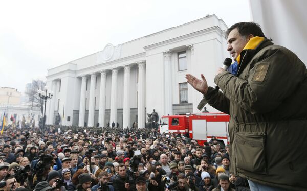 После своего освобождения Саакашвили провел импровизированный митинг, обратившись к своим сторонникам и призвав продолжать борьбу - Sputnik Молдова