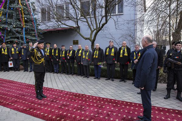 Премьер-министр Павел Филип поздравляет бригаду Fulger с днем рождения - Sputnik Молдова