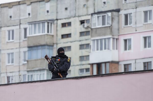 Боец бригады Fulger на крыше здания - Sputnik Молдова