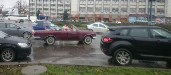 Moș Crăciun se primblă prin Chișinău cu o Volga decapotabilă - Sputnik Moldova-România