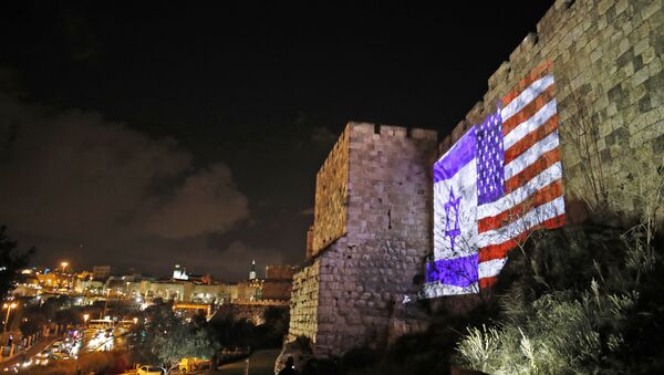 Giant US flag screened alongside Israel's national flag by the Jerusalem municipality on the walls of the old city - Sputnik Moldova-România