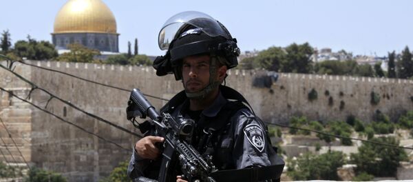 An Israeli border police officer stands guard outside in Jerusalem's Old City Friday, July 14, 2017 - Sputnik Молдова