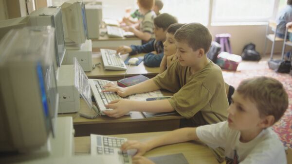 Учащиеся на уроке информатики - Sputnik Moldova