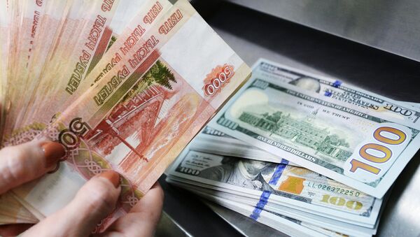 Доллары США и рубли в кассе по обмену валют - Sputnik Молдова