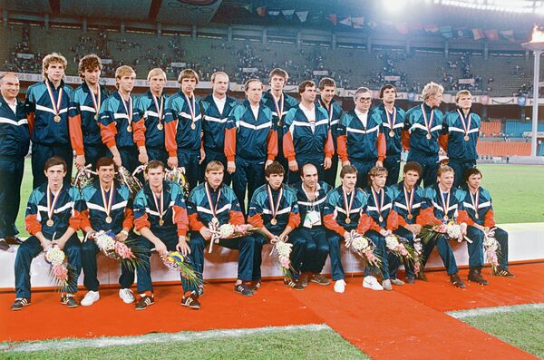 Олимпийская сборная команда СССР по футболу - чемпионы XXIV Олимпийских игр в Сеуле (Южная Корея) Олимпийская сборная команда СССР по футболу - чемпионы XXIV Олимпийских игр в Сеуле (Южная Корея) - Sputnik Молдова