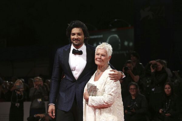 Джуди Денч и Али Фазал Джуди Денч и Али Фазал - Sputnik Молдова