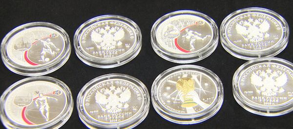 Банк России выпустил памятные монеты в честь ЧМ-2018 по футболу Банк России выпустил памятные монеты в честь ЧМ-2018 по футболу - Sputnik Молдова